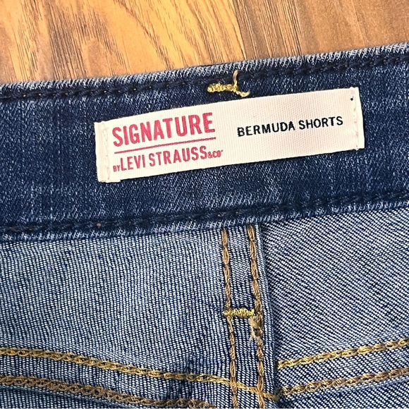 Signature by Levi Strauss Mid Rise Bermuda Stretch Jean Shorts – Size 28 - Picture 14 of 15